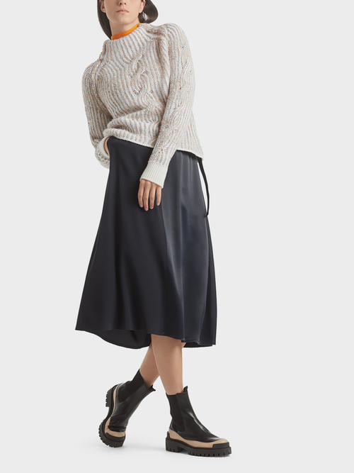 Rock mit asymmetrischem Look