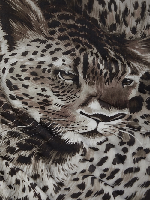Tuch mit Leopard-Motiv