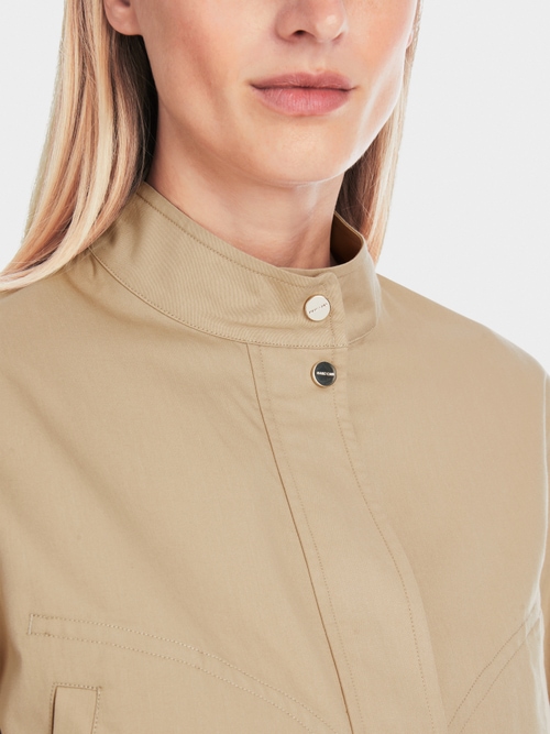 Short jacket with stand-up collar