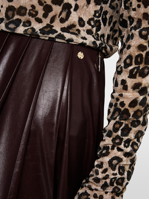 Pleated skirt in a shiny look