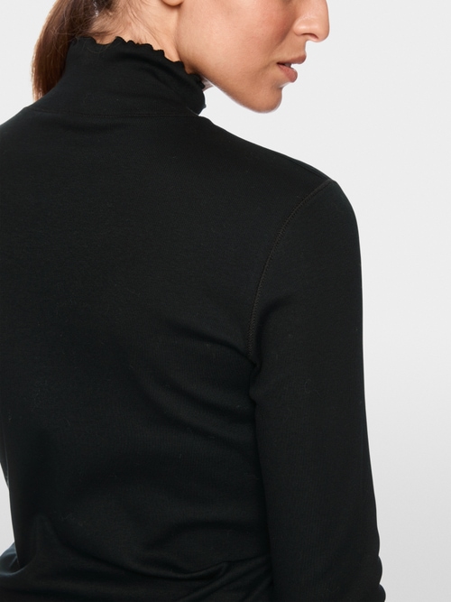 Plain long-sleeved turtleneck shirt