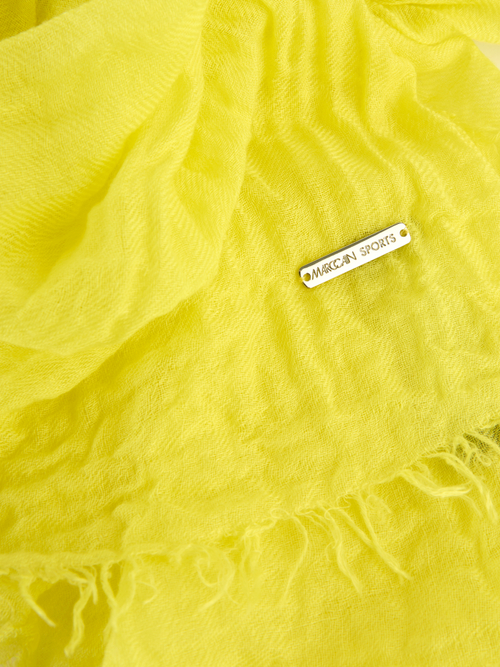 Lightweight scarf in crinkle look
