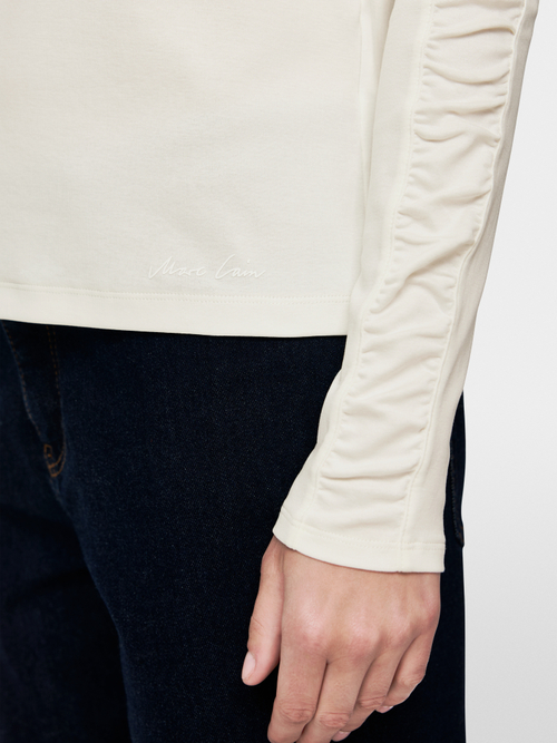 Long-sleeved shirt with ruffles