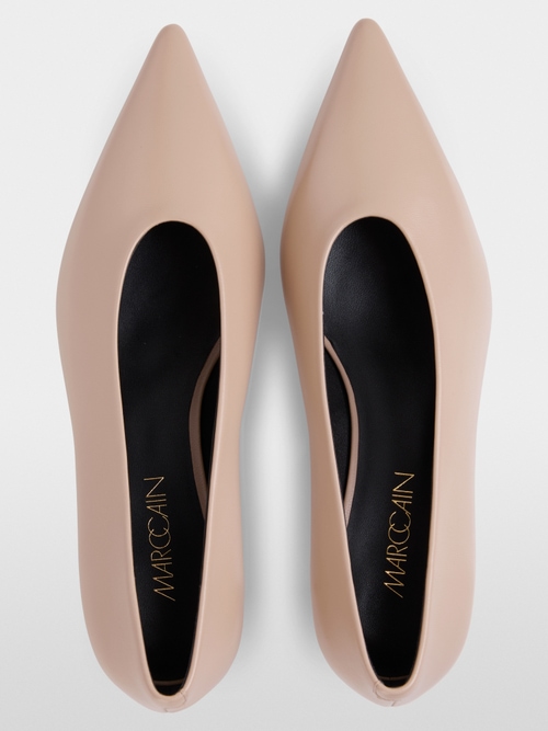 Elegant leather pumps