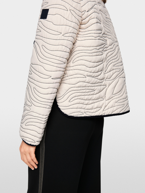 Kurze Steppjacke mit Strick-Detail
