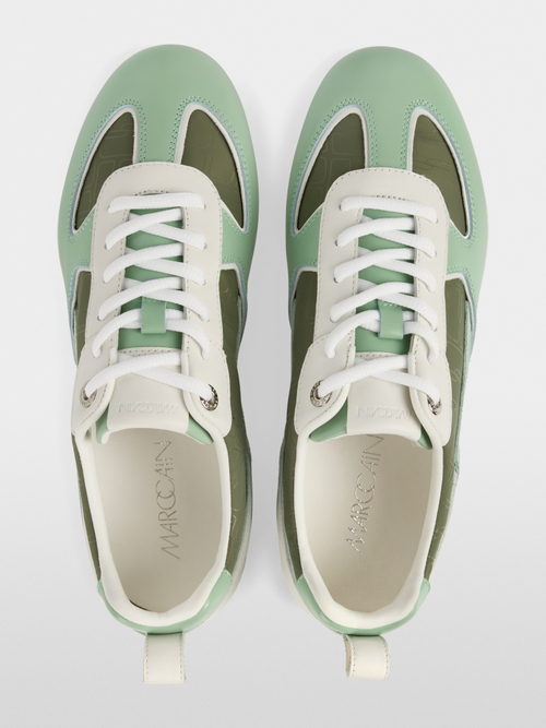 Flat trainers