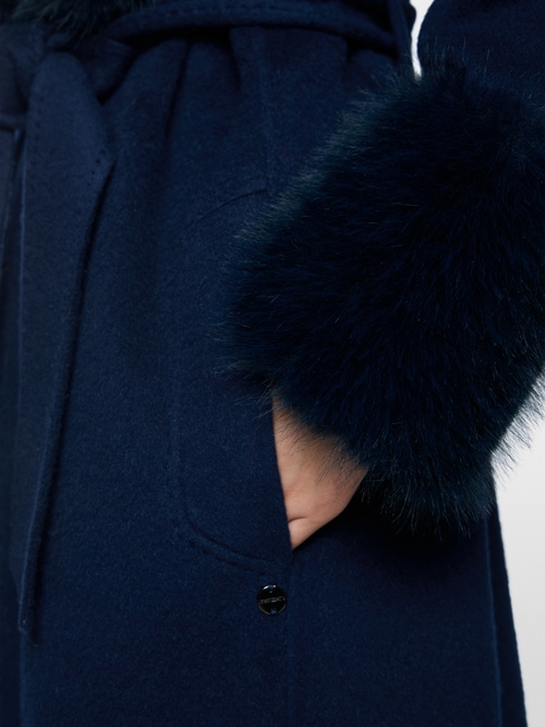 Luxurious coat with faux fur