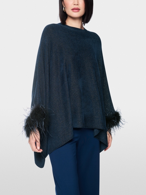 Knitted poncho with feathers