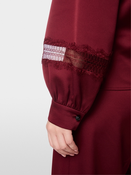 Flowing blouse with lace details