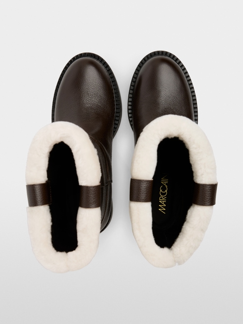 Leather boots with lambskin lining