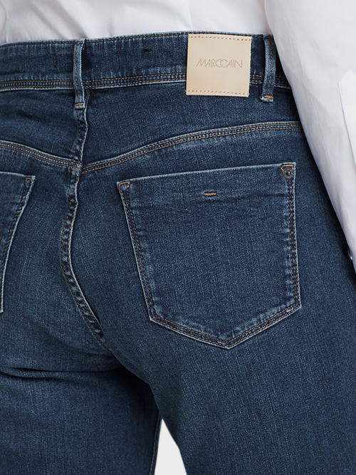 Jeans with straight legs