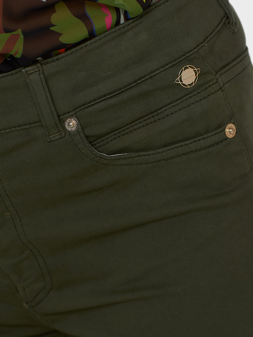 Verkürzte Röhrenjeans mit Fransen