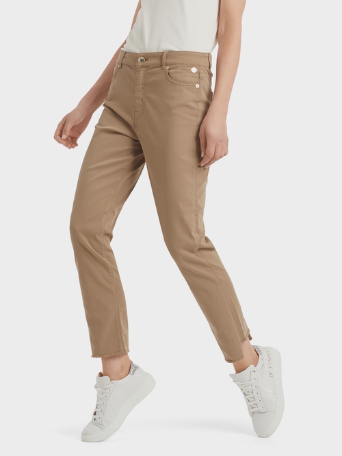 Verkürzte Röhrenjeans mit Fransen