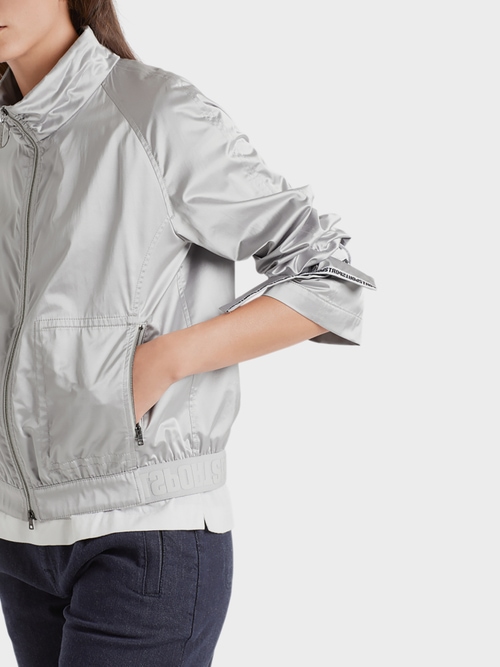 Jacke aus glänzendem Material