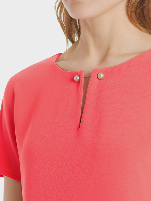 Kleid mit Perlenverzierung
