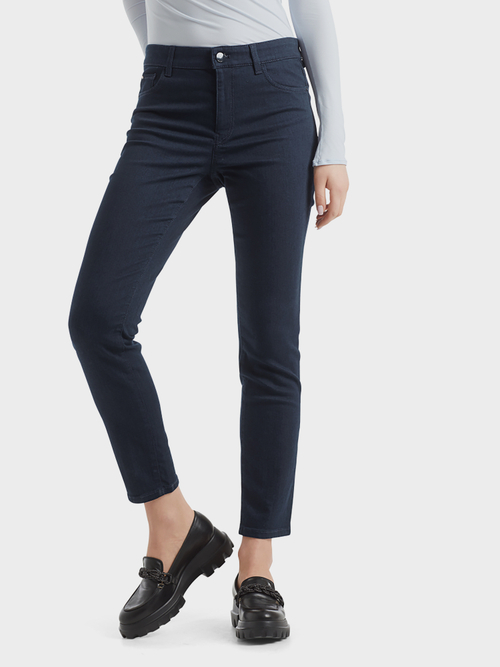 Jeans mit dunkler Waschung