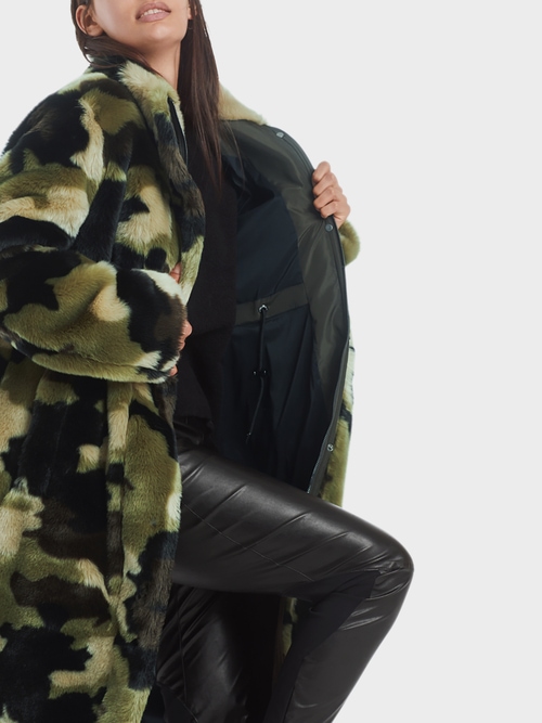 Mantel in camouflagelook