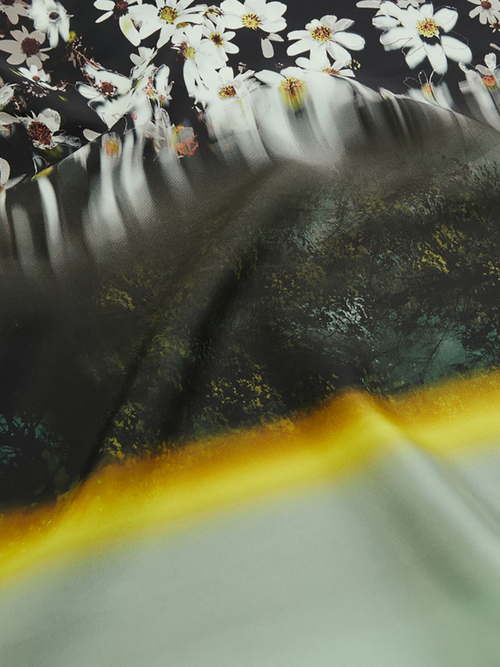 Floraler Seidenschal mit Print-Mix