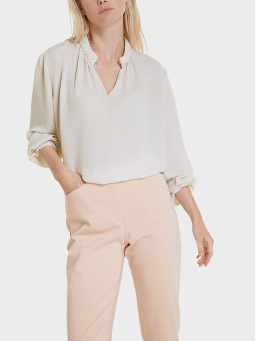 Bluse mit angerüschtem Stehkragen