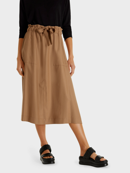 Paperbag skirt with slit