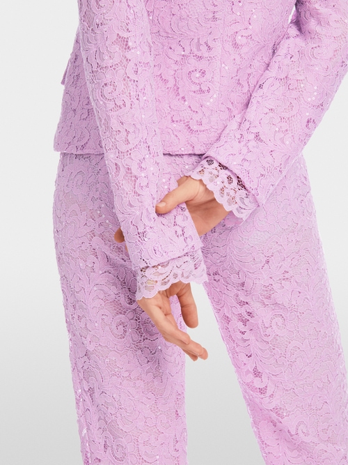 Körpernaher Bolero in Spitzenstoff