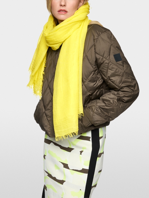 Lightweight scarf in crinkle look