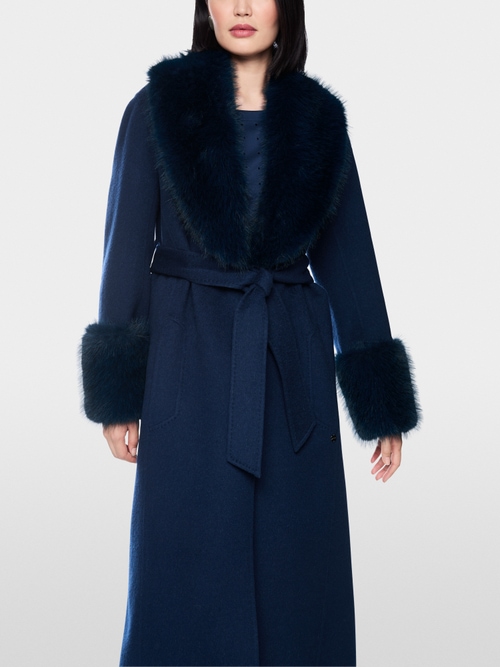 Luxurious coat with faux fur