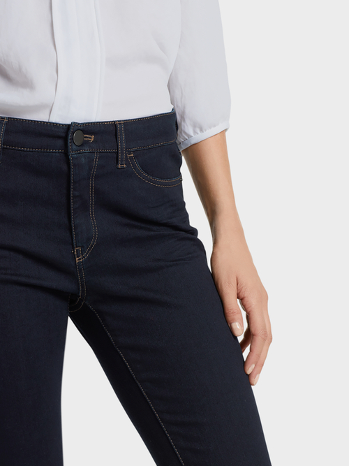 Röhrenjeans mit Kontrastnähten