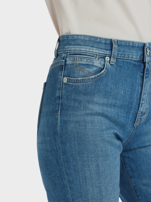 Jeans mit Destroyed-Detail