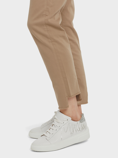 Verkürzte Röhrenjeans mit Fransen