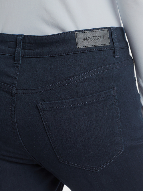 Jeans mit dunkler Waschung