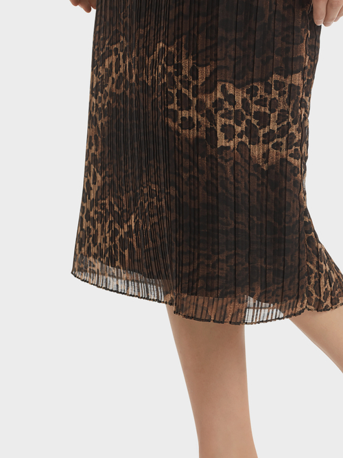 Pleated skirt with a leopard pattern