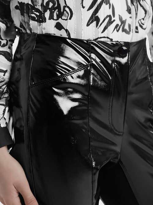 Pantalon verni brillant style motard