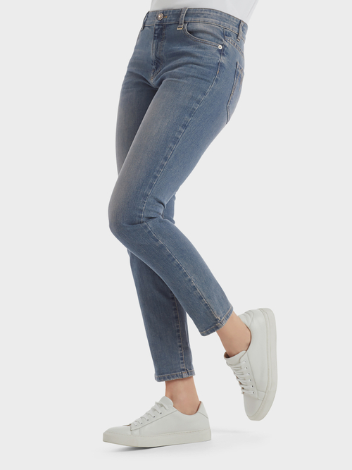Röhrenjeans mit Schmuckknopf