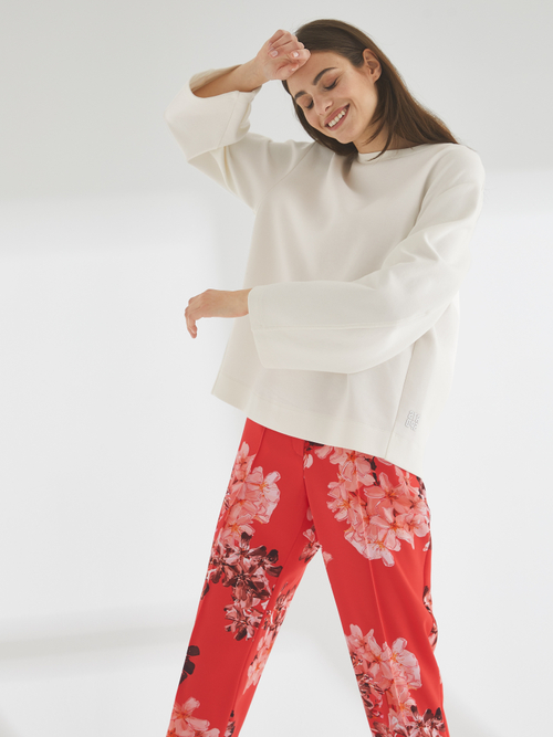 Sweatshirt with wide sleeves