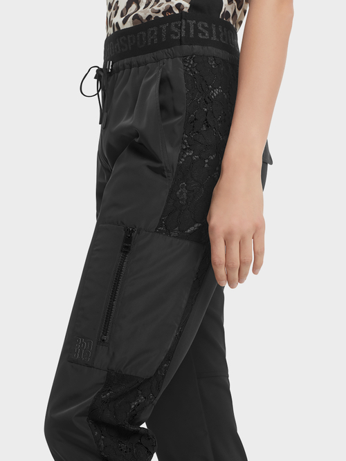 Hose mit Spitzendetails