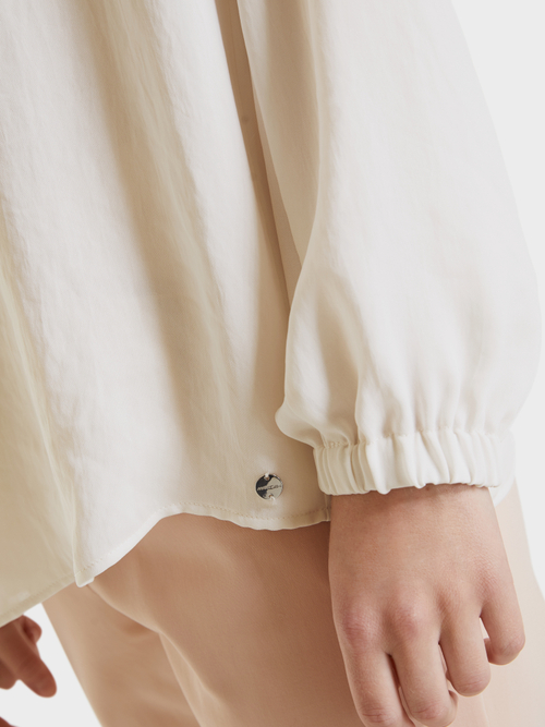 Bluse mit angerüschtem Stehkragen