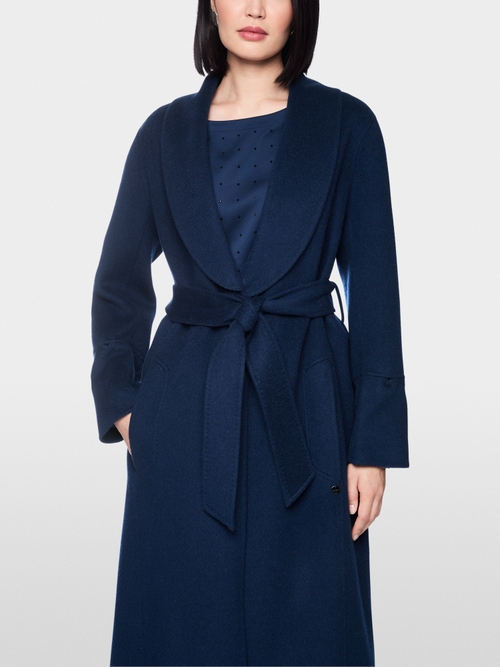 Luxurious coat with faux fur