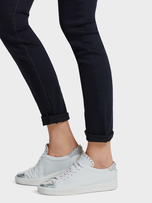 Röhrenjeans mit Kontrastnähten
