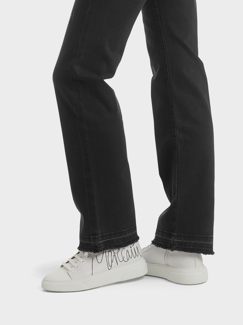 Jeans mit destroyed Details