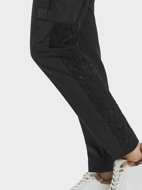 Hose mit Spitzendetails