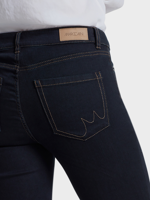 Röhrenjeans mit Kontrastnähten