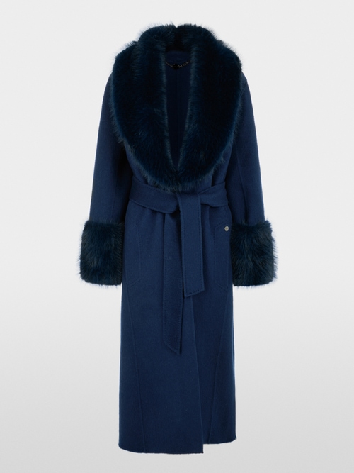Luxurious coat with faux fur
