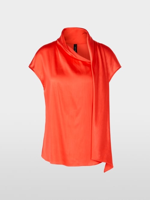 Satijnen blouse met decoratieve sjaal