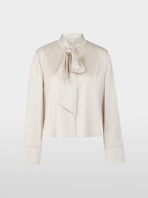 Vrouwelijke blouse met strik