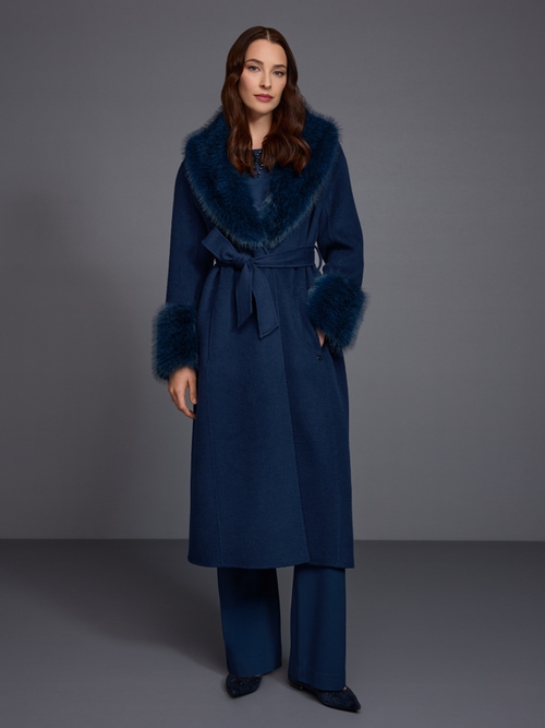 Luxurious coat with faux fur