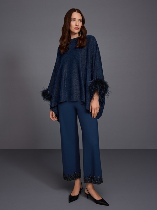Knitted poncho with feathers