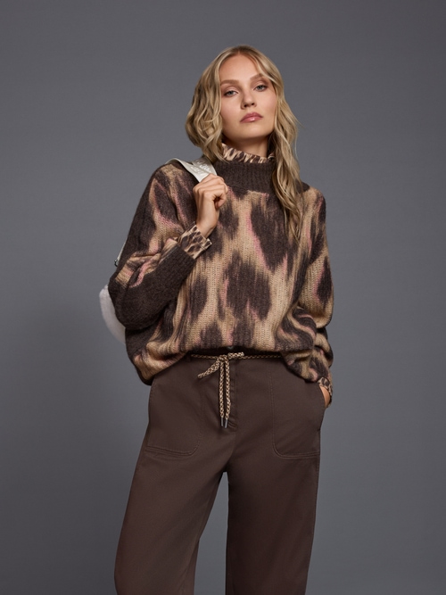 Long-sleeved leopard print roll neck top