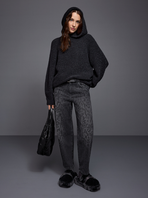 Fluffy slippers with faux lambskin