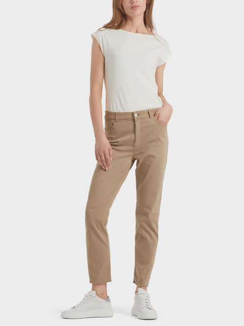 Verkürzte Röhrenjeans mit Fransen